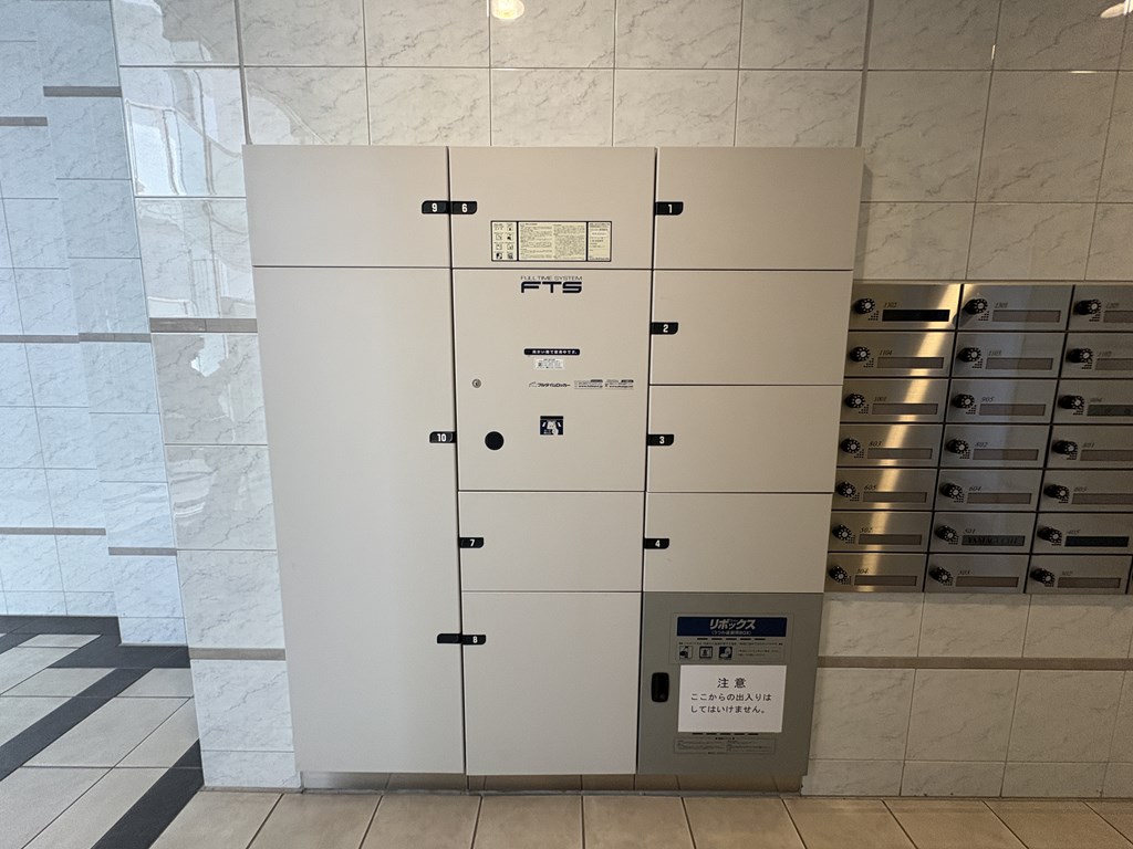 【宅配ボックス】 宅配ボックス完備。不在時にも荷物の受け取りができるので便利です。