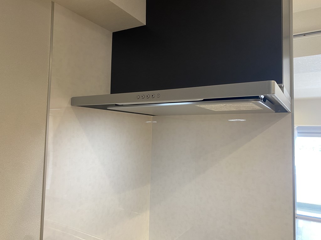 【設備】 レンジフード。お料理中の臭いがお部屋に残る心配もありません。強弱で調整も可能です。
