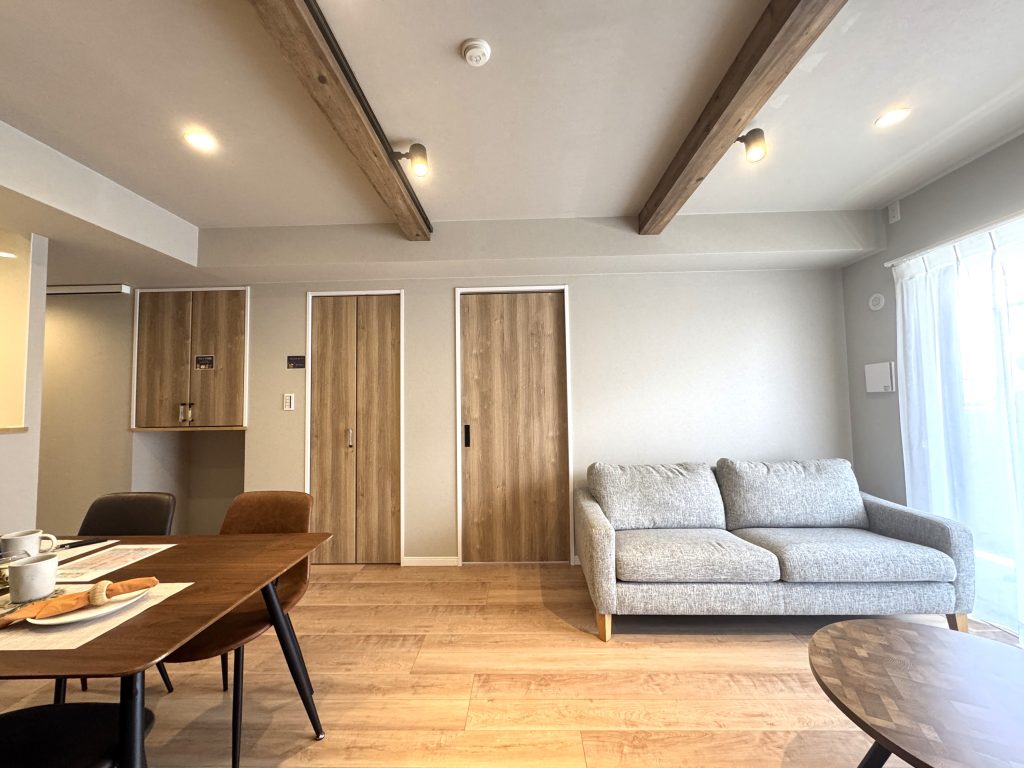 【リビング】 天井部分には化粧梁を造作してデザイン性を高めています。戸建て注文住宅のような雰囲気をご堪能いただける内装です。