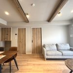 【リビング】 天井部分には化粧梁を造作してデザイン性を高めています。戸建て注文住宅のような雰囲気をご堪能いただける内装です。