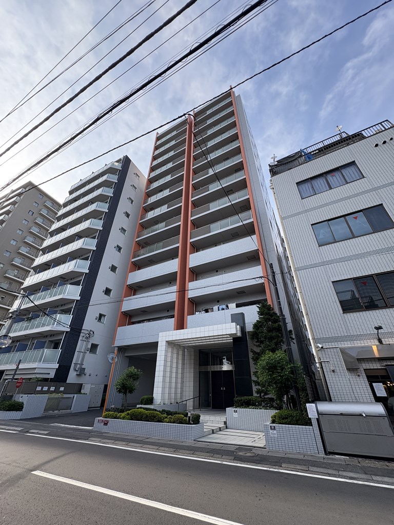【外観】 2006年2月築。商業施設充実、図書館や市役所も徒歩圏内にある便利な住環境が揃っています。