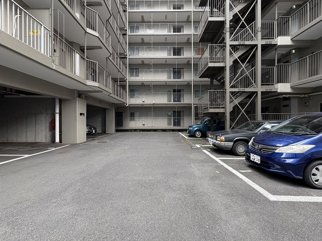 【駐車場】 駐車場の様子です。月額　18000円～24000円。空き状況は随時ご確認ください。