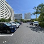 【駐車場】 駐車場の様子です。月額は、10000円～15000円になります。空き状況は随時ご確認ください。
