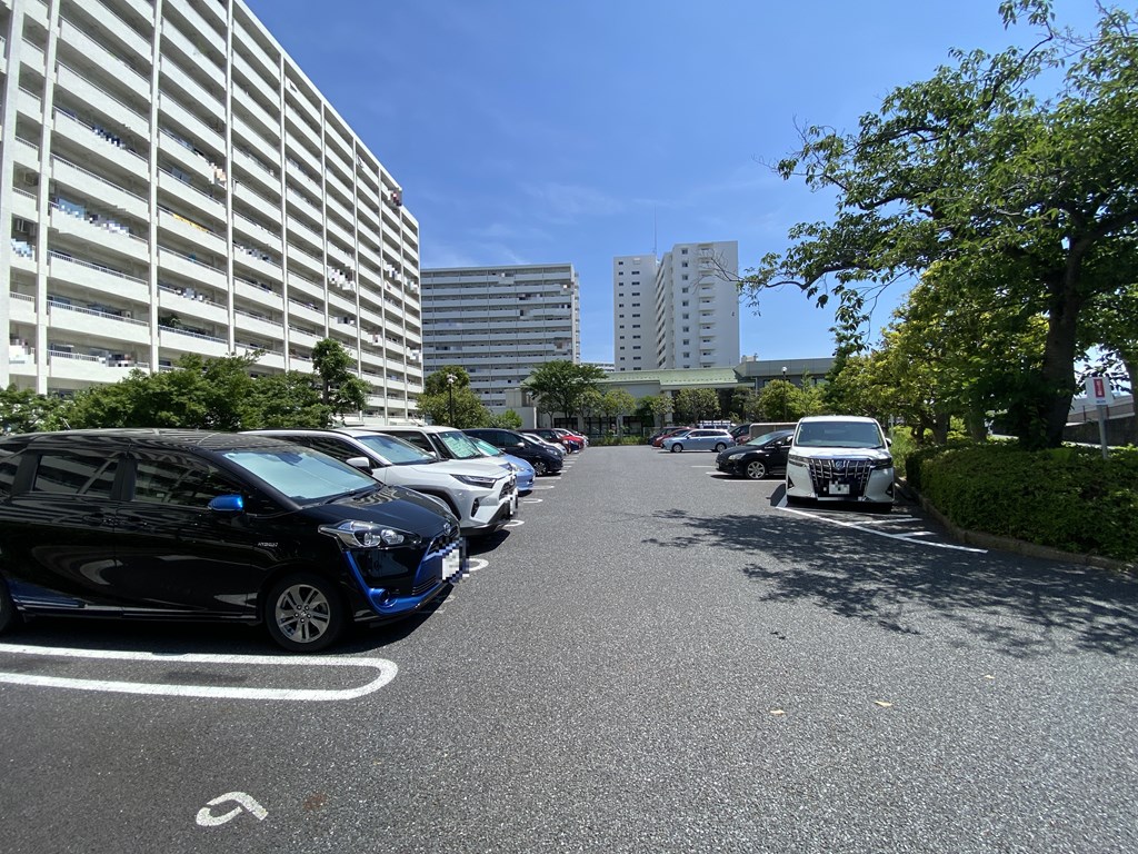 【駐車場】 駐車場の様子です。月額は、10000円～15000円になります。空き状況は随時ご確認ください。