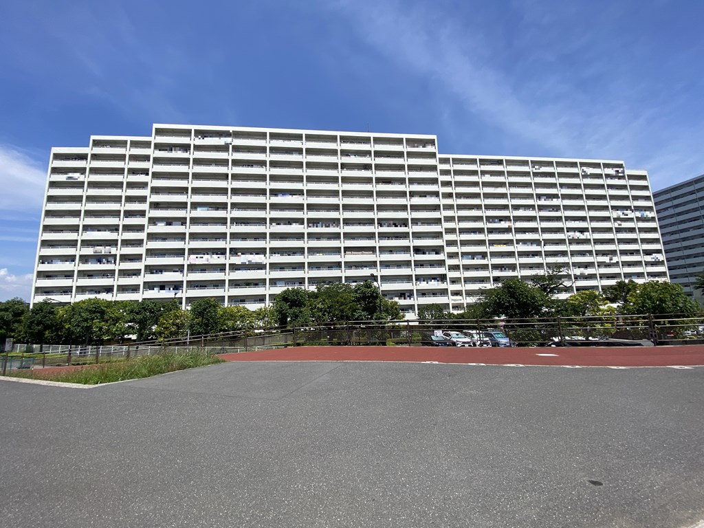【外観】 葛西臨海公園や水族館とともに開発されたマンションになります。都内でありながら海を感じることができる住環境が魅力です。