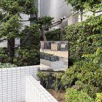 【エントランス】 植栽が綺麗に整えられたエントランス。管理体制の良さがうかがえます。