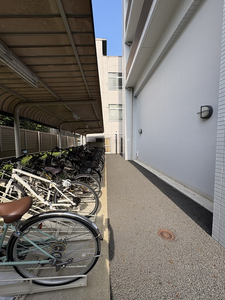 【駐輪場】 駐輪場の様子です。駐輪場は、月額300円になります。空き状況は随時ご確認ください。