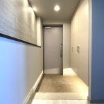 【玄関】 すっきりとした印象の玄関。壁面に沿ってニッチを造作しています。間接照明にもこだわっています。ホテルライクな雰囲気を醸し出しています。