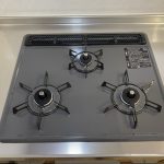 【設備】 3口ガスコンロ。忙しくても3口同時に調理ができて便利。吹きこぼれ等のお掃除も簡単。