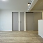 【リビング】 LDKは約12.6帖の広さがあります。南向きバルコニーからの光が差し込む室内は風通しも良好。快適にお過ごしいただけます。