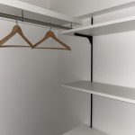【収納（昼）】 ウォークインクローゼット内の様子です。ハンガーパイプと棚板付きなので洋服からバッグまで出し入れしやすく収納できます。