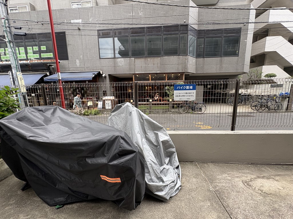 【バイク置き場】 バイク置き場の様子です。月額　3500円になります。空き状況は随時ご確認ください。
