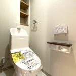 【トイレ】 トイレ内にも収納があるのでトイレットペーパー等を収納できます。清潔感のあるトイレはウォシュレット一体型になっています。