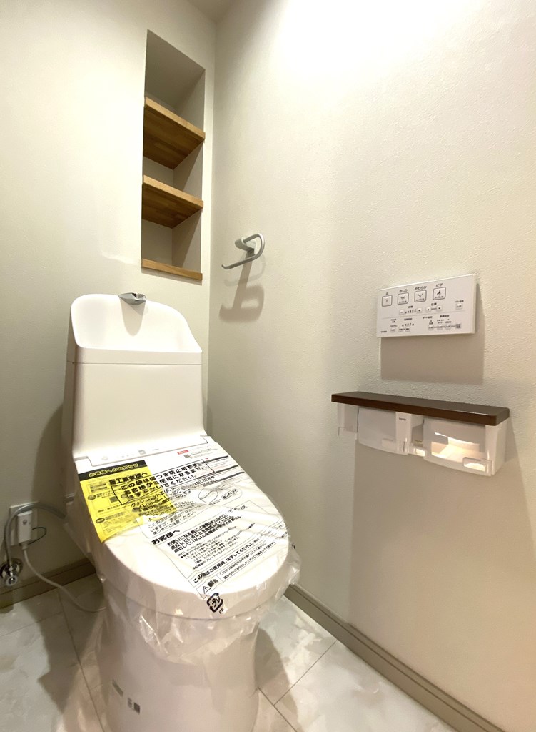 【トイレ】 トイレ内にも収納があるのでトイレットペーパー等を収納できます。清潔感のあるトイレはウォシュレット一体型になっています。