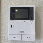 【設備】 TVモニター付きインターフォンは、訪問者がわかるので、お子様のお留守番や女性にも安心です。