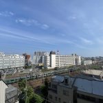 【眺望】 バルコニーからの眺望。開放感があります。是非とも現地でご覧いただきたい眺望です。