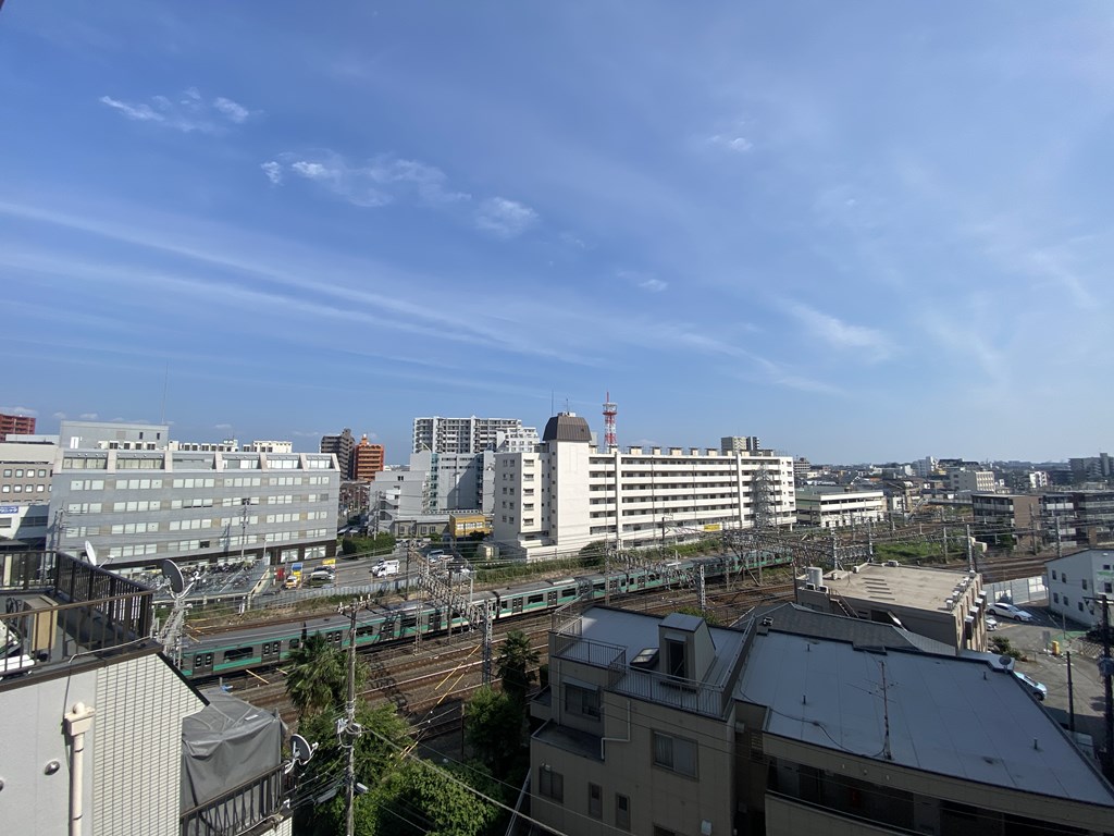 【眺望】 バルコニーからの眺望。開放感があります。是非とも現地でご覧いただきたい眺望です。