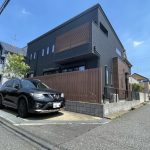 【駐車場】 駐車スペースの様子です。前面道路は南西側　幅員4ｍ公道、南東側　幅員4ｍ公道。角地に建つ戸建て住宅です。