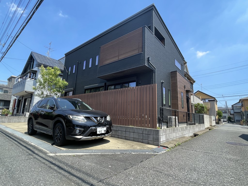 【駐車場】 駐車スペースの様子です。前面道路は南西側　幅員4ｍ公道、南東側　幅員4ｍ公道。角地に建つ戸建て住宅です。
