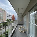 【バルコニー】 南向きのバルコニーなので日当たりも風通しも良好です。