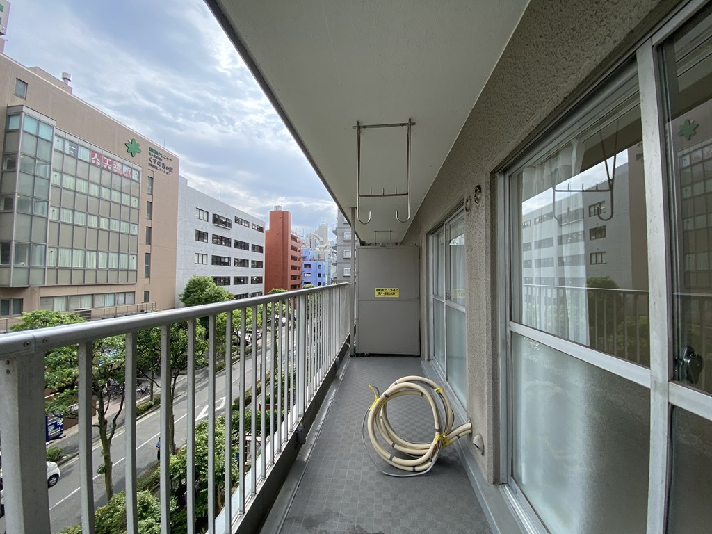 【バルコニー】 南向きのバルコニーなので日当たりも風通しも良好です。