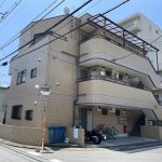 【外観】 外観北東側の様子です。設備は、公営水道、都市ガス、公共下水です。