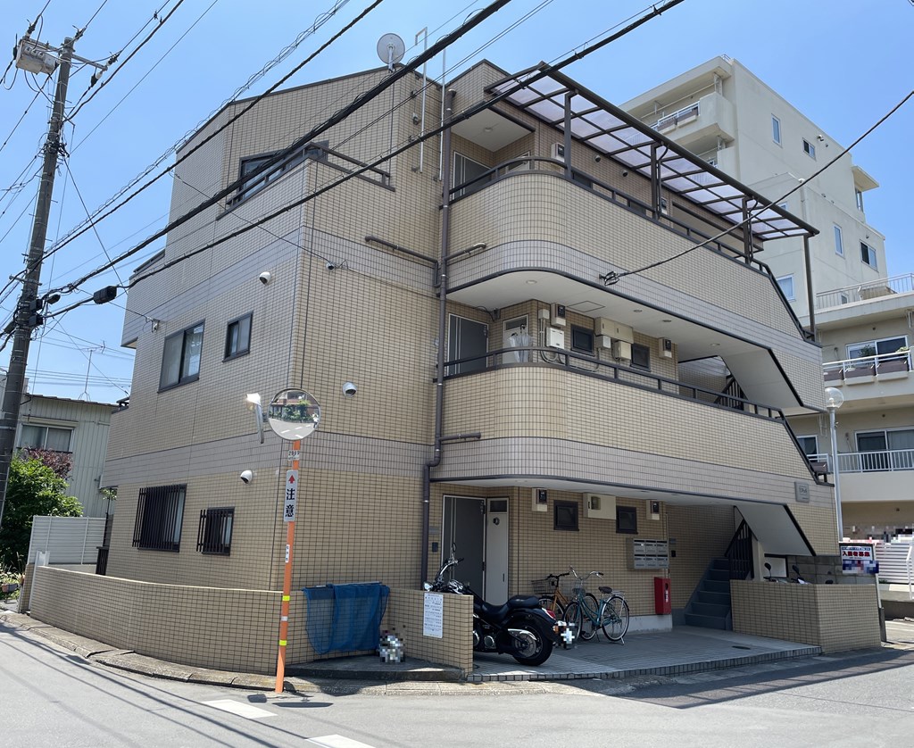 【外観】 外観北東側の様子です。設備は、公営水道、都市ガス、公共下水です。