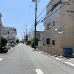 【前面道路】 東側道路の様子です。公道　幅員5.8ｍあります。