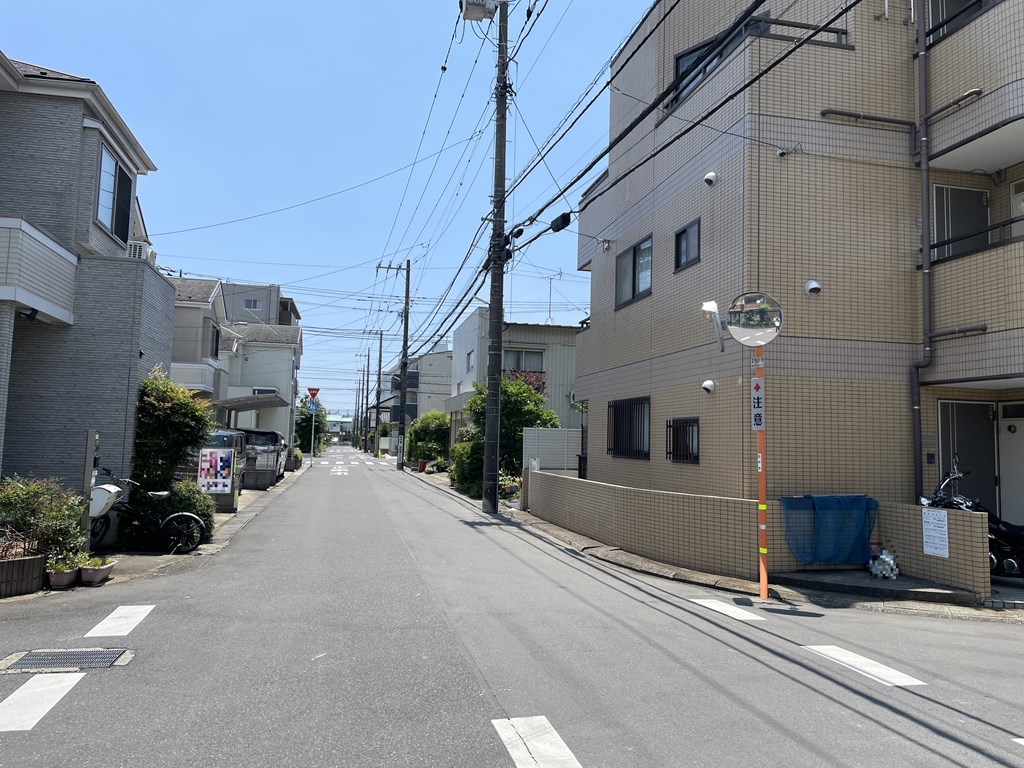 【前面道路】 東側道路の様子です。公道　幅員5.8ｍあります。