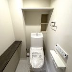 【トイレ】 清潔感のあるトイレはウォシュレット一体型になっています。