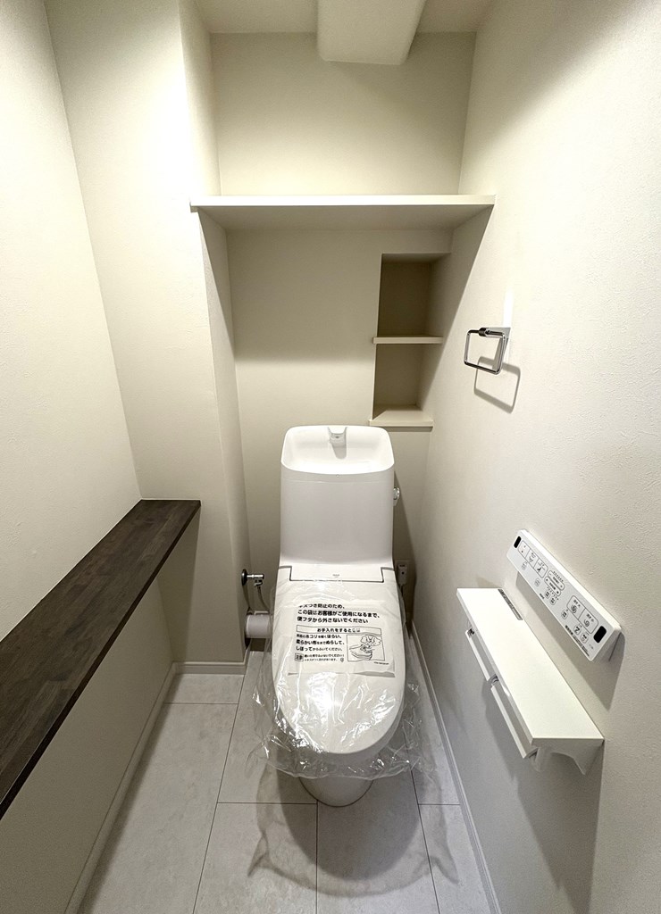 【トイレ】 清潔感のあるトイレはウォシュレット一体型になっています。