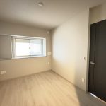 【洋室】 洋室は全部で3部屋あります。全てのお部屋に収納完備。ウォークインクローゼット、納戸もあります、豊富な収納が魅力のリノベーション済みのお部屋です。