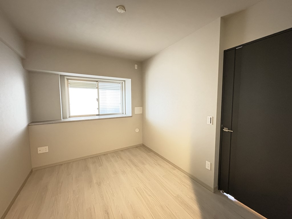 【洋室】 洋室は全部で3部屋あります。全てのお部屋に収納完備。ウォークインクローゼット、納戸もあります、豊富な収納が魅力のリノベーション済みのお部屋です。