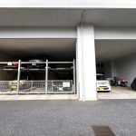 【駐車場】 駐車場の様子です。駐車場は、月額15000円～19000円になります。空き状況は随時ご確認ください。
