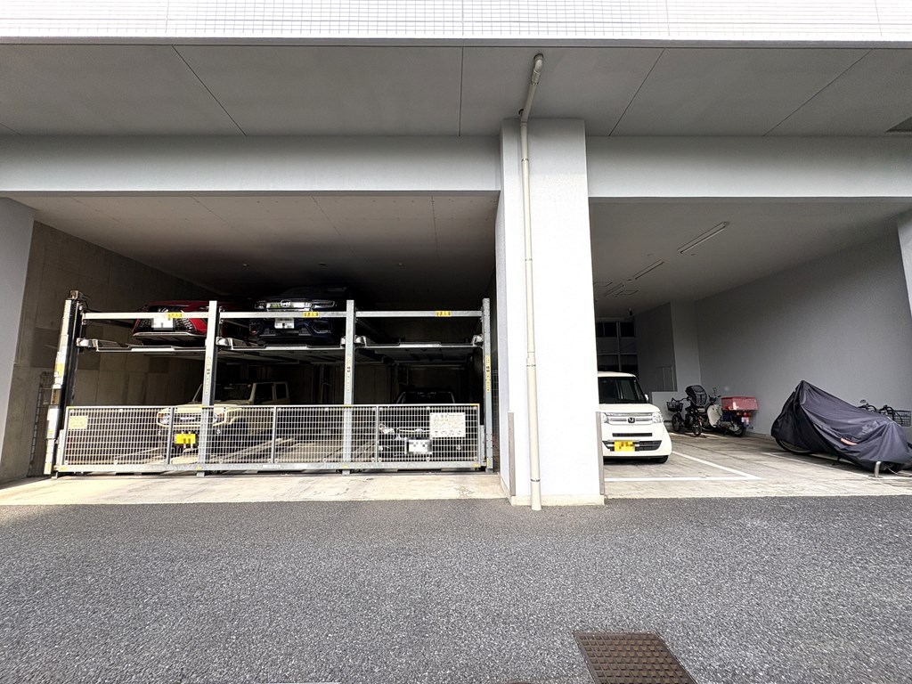 【駐車場】 駐車場の様子です。駐車場は、月額15000円～19000円になります。空き状況は随時ご確認ください。