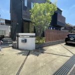 【玄関アプローチ】 ブラックと木目デザインのスタイリッシュな外観。アプローチ部分にもアクセントが施されています。
