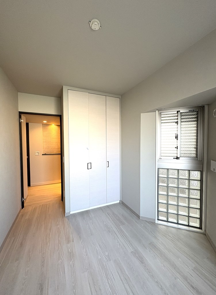 【洋室】 洋室は全部で3部屋あります。全てのお部屋に収納完備。ウォークインクローゼット、納戸もあります、豊富な収納が魅力のリノベーション済みのお部屋です。