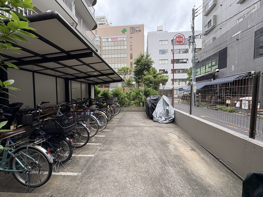 【駐輪場】 駐輪場の様子です。月額　１００円～500円になります。空き状況は随時ご確認ください。
