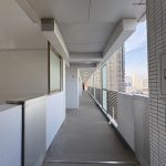 【外廊下部分】 外廊下部分の様子です。通路も広く設計されています。