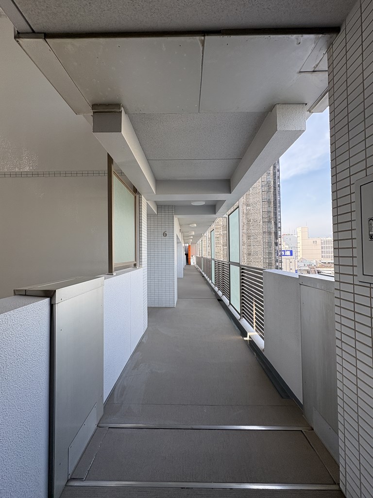 【外廊下部分】 外廊下部分の様子です。通路も広く設計されています。