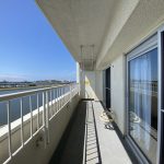 【バルコニー】 バルコニーも広めなので、たくさんの洗濯物を干していただけます。南東向きなので午前中の日差しがしっかりと差し込みます。日当たりも風通しも良好です。