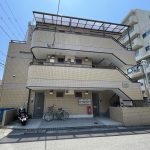 【現地】アパート1棟のオーナーチェンジのご案内です。松戸市西馬橋中古戸建て1棟は、1995年3月築、鉄骨造陸屋根3階建て、総戸数6戸のアパートです。お問い合わせをお待ちしております。