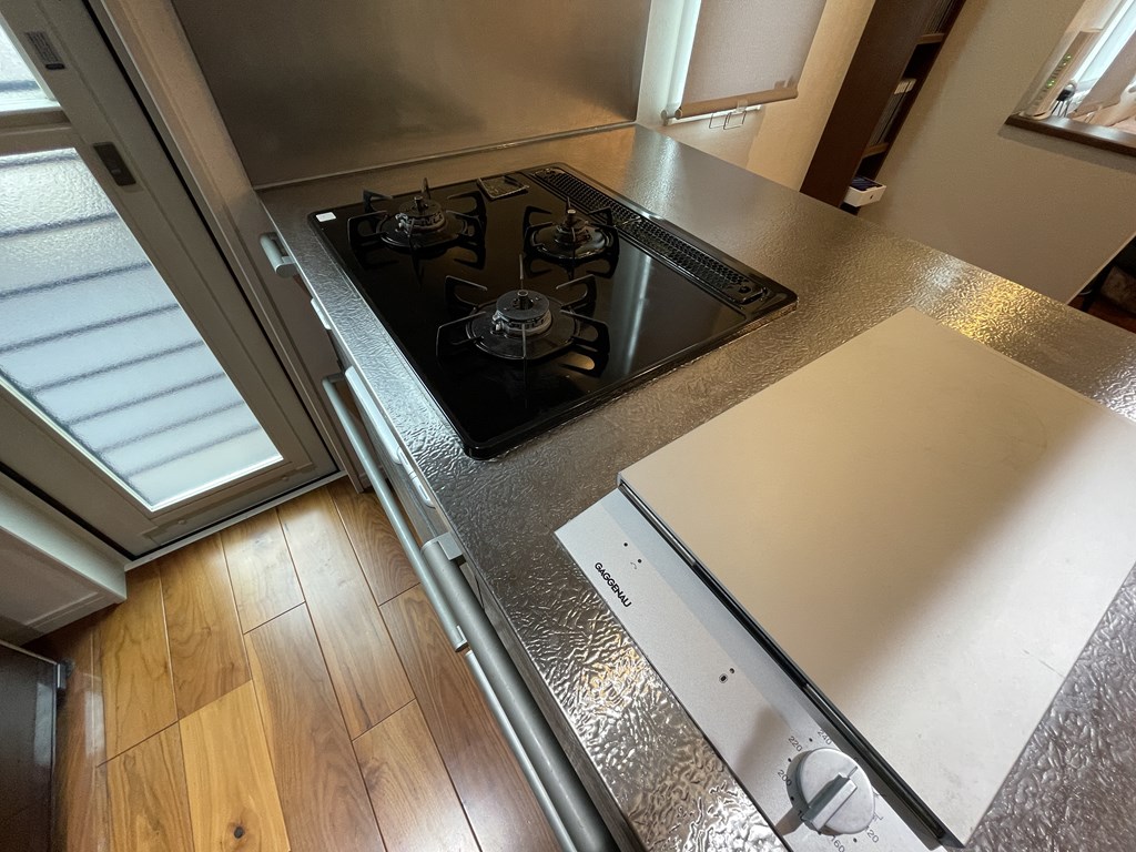 【キッチン設備】 ドイツの高級家電ブランド、ガゲナウが提供する、ビルトインタイプの鉄板焼き調理機器も備わっています。