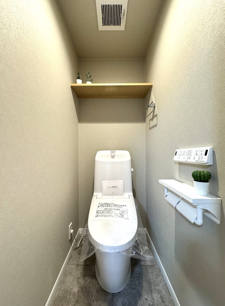 【トイレ】 清潔感のあるトイレはウォシュレット一体型になっています。