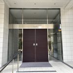 【エントランス】 高級感のあるエントランスの様子です。オートロックシステム完備なのでセキュリティ面も安心です。