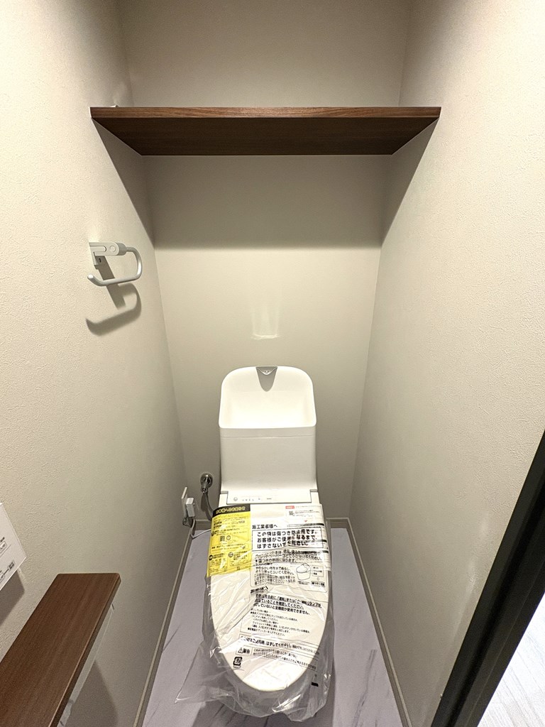 【トイレ】 清潔感のあるトイレはウォシュレット一体型になっています。