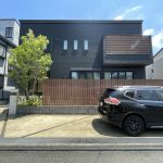 【現地】流山市鰭ヶ崎戸建ては、大変静かな住環境に建つ木造2階建ての注文住宅です。ブラックと木目のデザインがスタイリッシュな外観が特徴。収納豊富な4LDKの間取りです。お気軽にお問い合わせください。