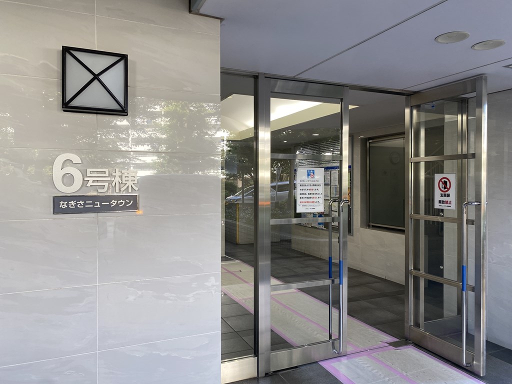【エントランス】 6号棟のエントランスの様子です。