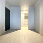 【洋室】 洋室は全部で3部屋あります。全てのお部屋に収納完備。ウォークインクローゼット、納戸もあります、豊富な収納が魅力のリノベーション済みのお部屋です。