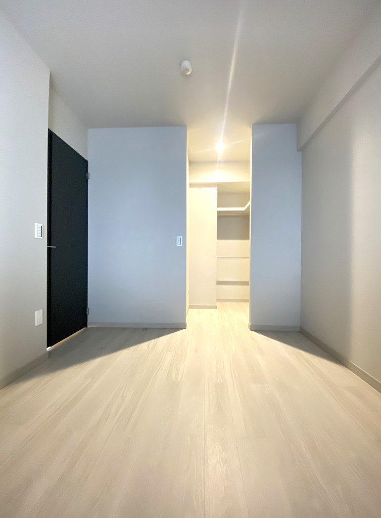 【洋室】 洋室は全部で3部屋あります。全てのお部屋に収納完備。ウォークインクローゼット、納戸もあります、豊富な収納が魅力のリノベーション済みのお部屋です。